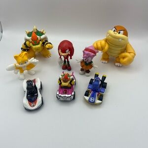 Multiples Action Figures and Cars Set - Yellow, Red, Pink